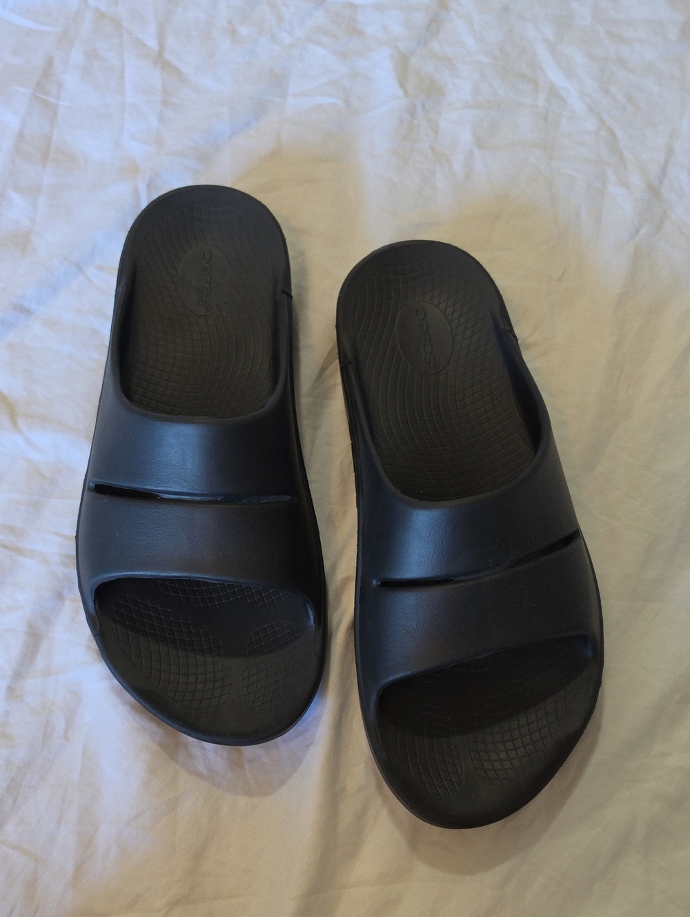 OOFOS Black Slip-On Sandals